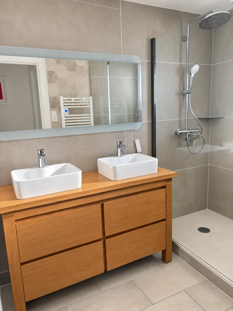 Salle de bain avec double vasque et douche