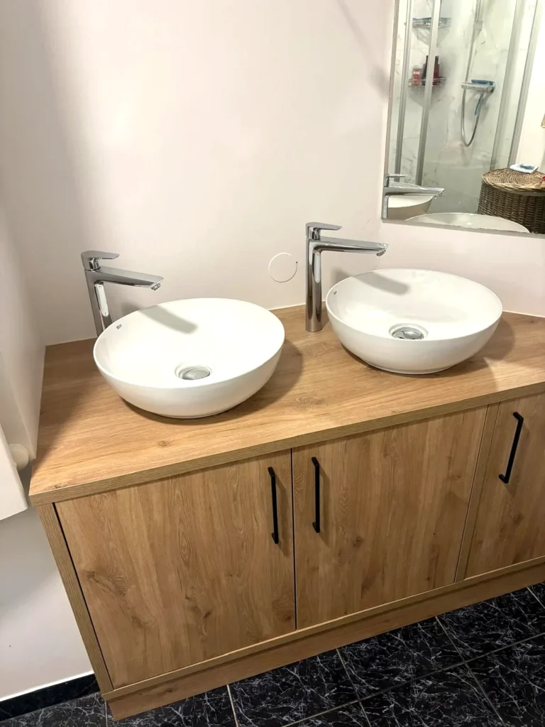 Meuble bois et vasques blanches